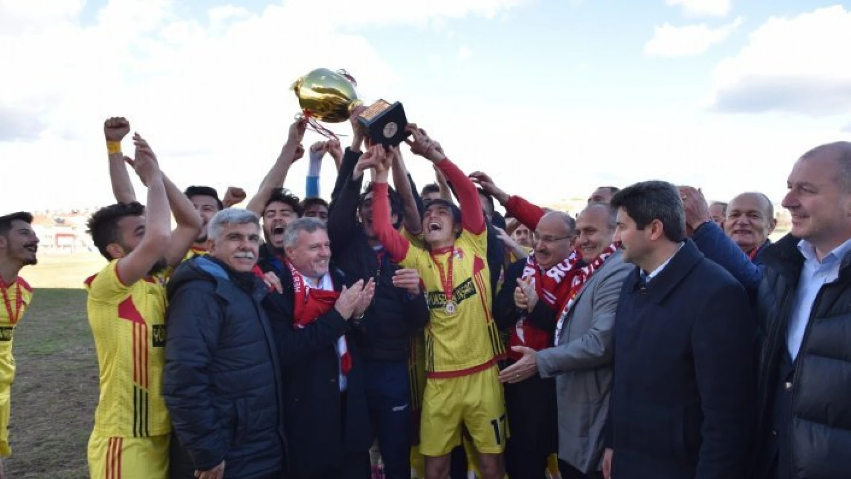 Şampiyon Taşköprüspor, Kupasını Vali Karadeniz'in elinden aldı