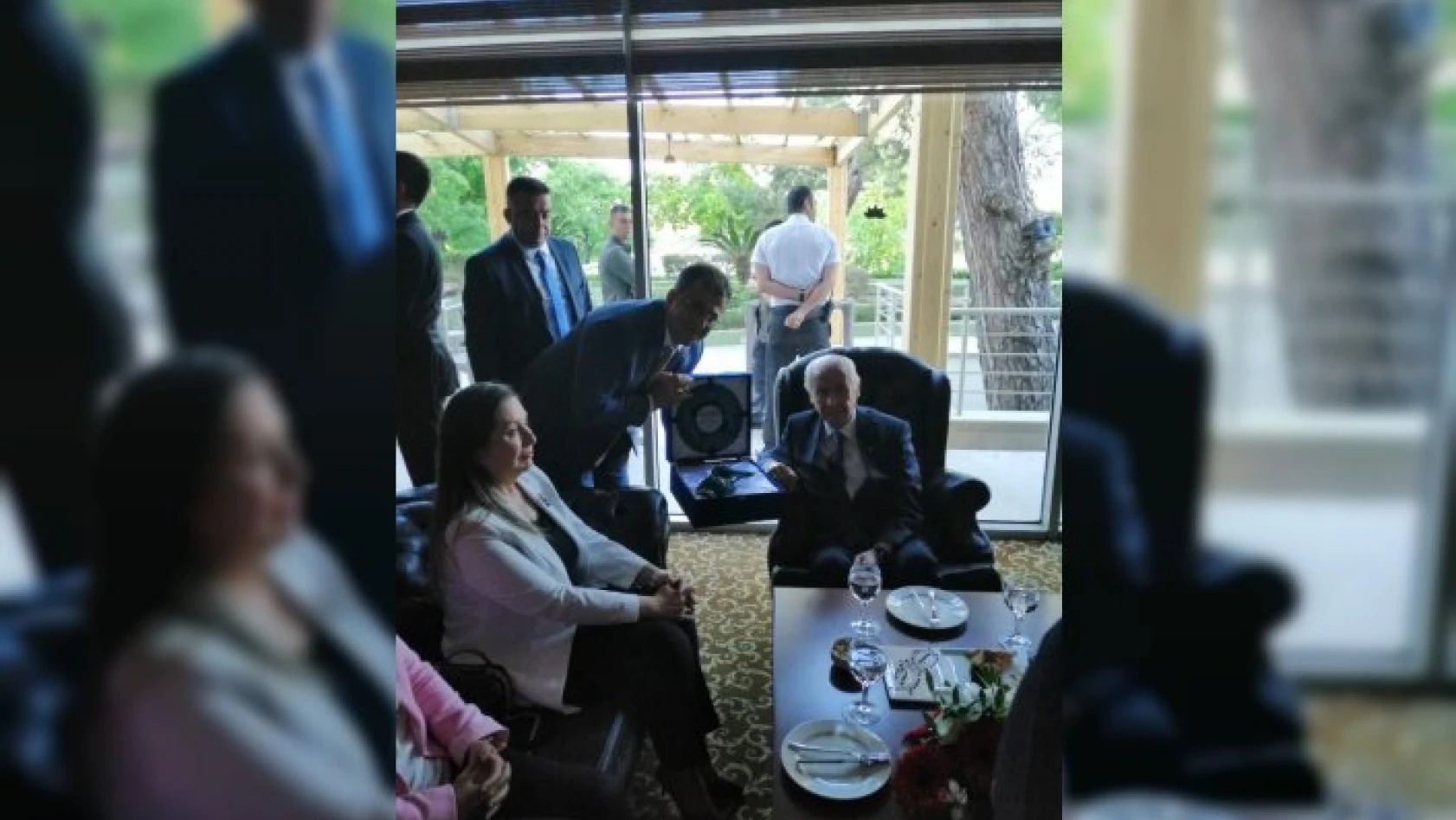 Başkan Çatal, 'Devlet Bahçeli'ye Şehrül Eminlik anahtarını teslim etti'