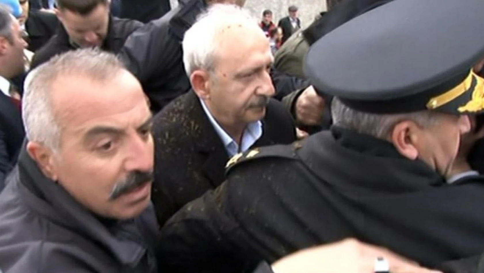 CHP lideri Kılıçdaroğlu'na şehit cenazesinde saldırı