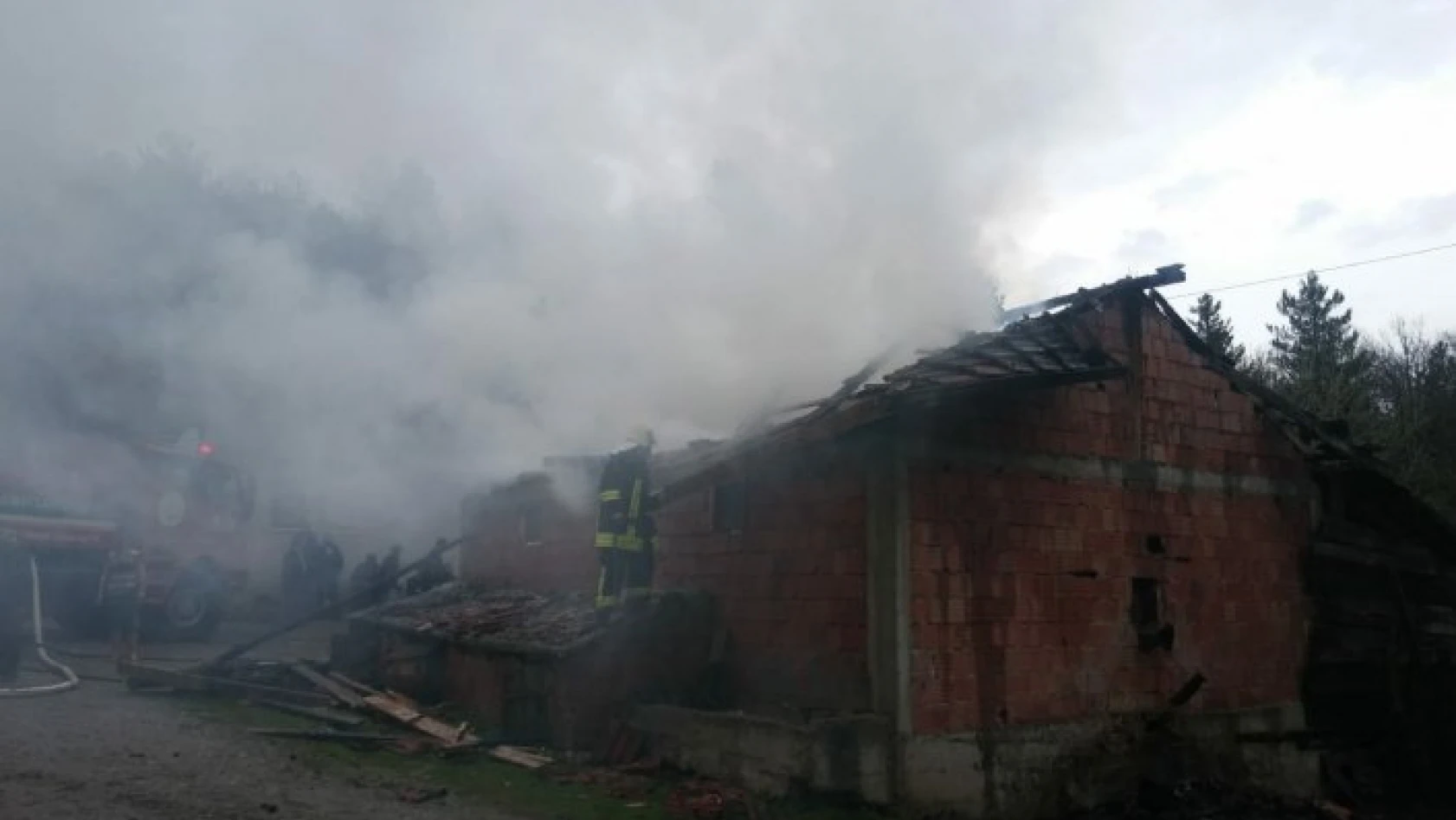 Kastamonu'da yıldırım düşmesi sonucu yangın çıktı