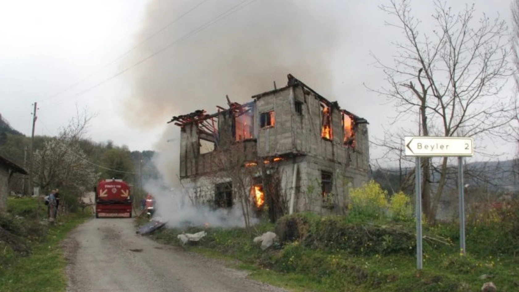 Kastamonu'da sobadan çıkan yangında ahşap ev alev alev yandı