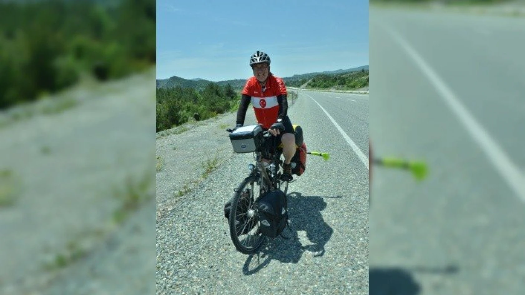 Bisikletli İngiliz ay yıldızlı tişörtüyle Türkiye'den geçiyor