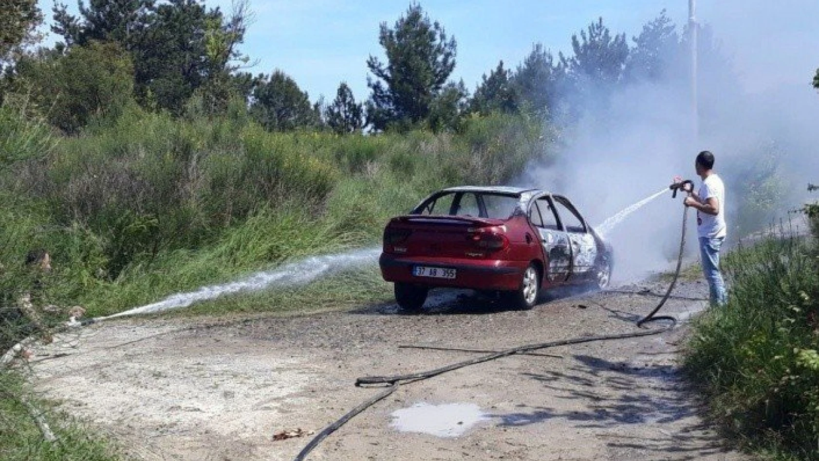 Bozkurt'ta seyir halindeki otomobil yandı