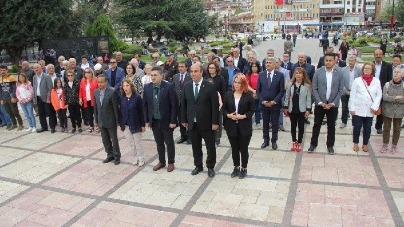 CHP, 19 Mayıs'ın 100. yılı nedeniyle çelenk sunma töreni düzenledi