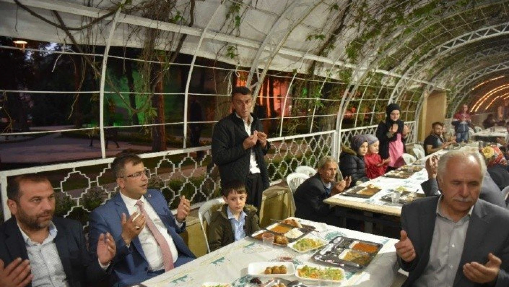Taşköprü Belediye Başkanı Çatal, orucunu iftar çadırında açtı