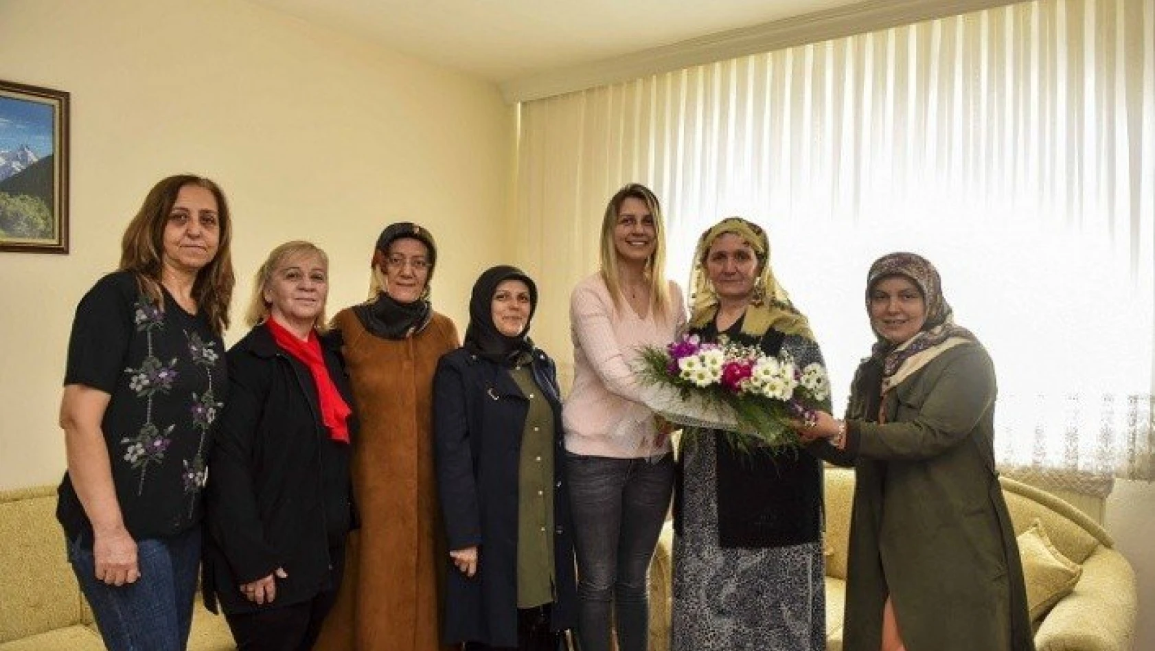 Taşköprü MHP'den, Fatma Vidinlioğlu'na yılın annesi ziyareti