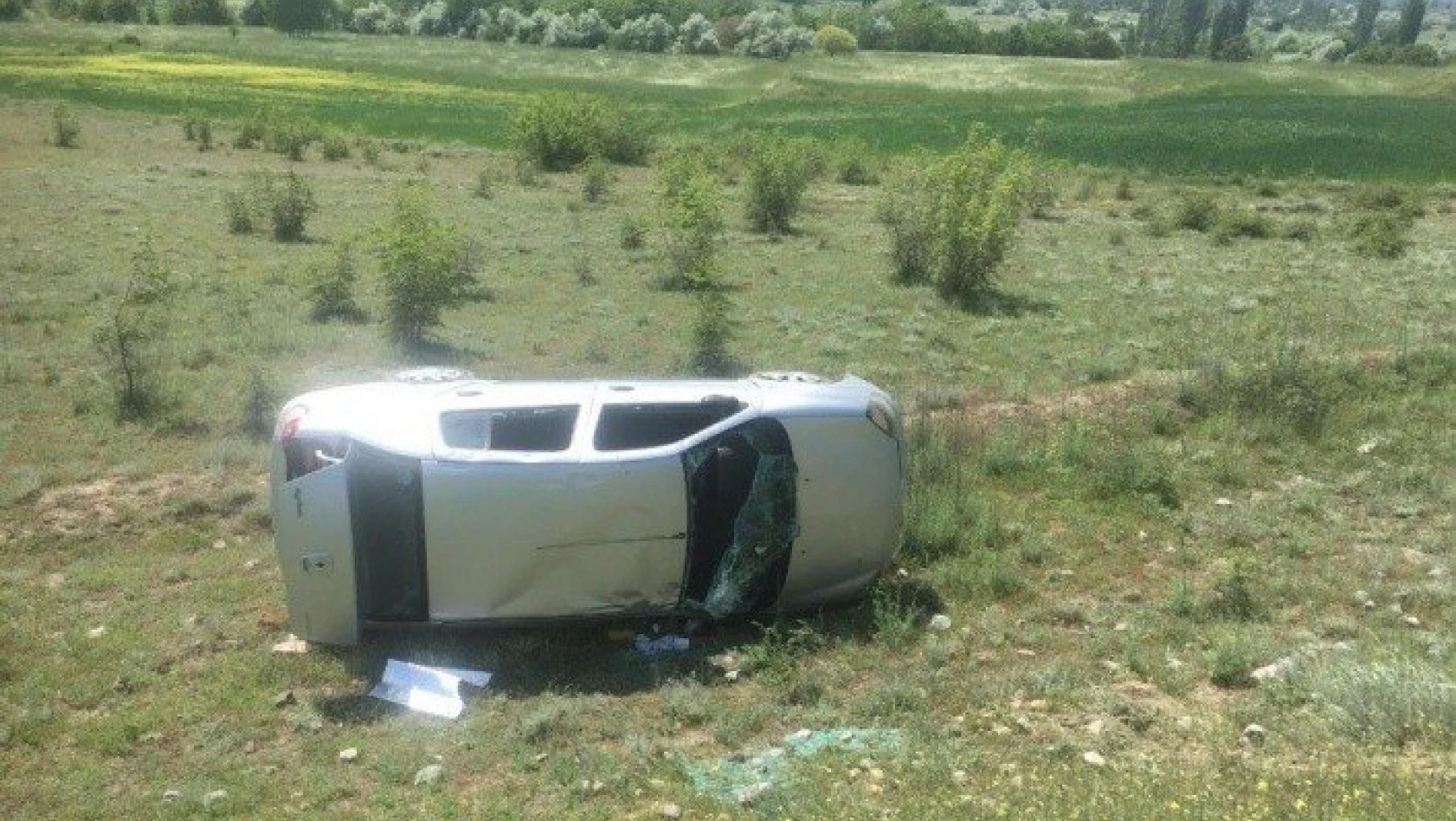 Tosya'da otomobil tarlaya uçtu: 2 yaralı