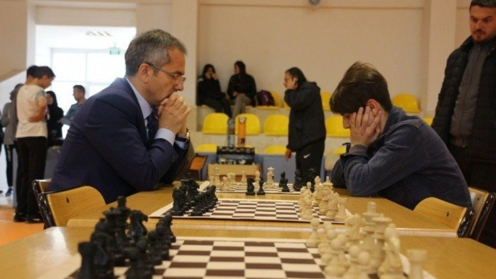 Tosya'da lise öğrencilerine yönelik satranç turnuvası düzenlendi