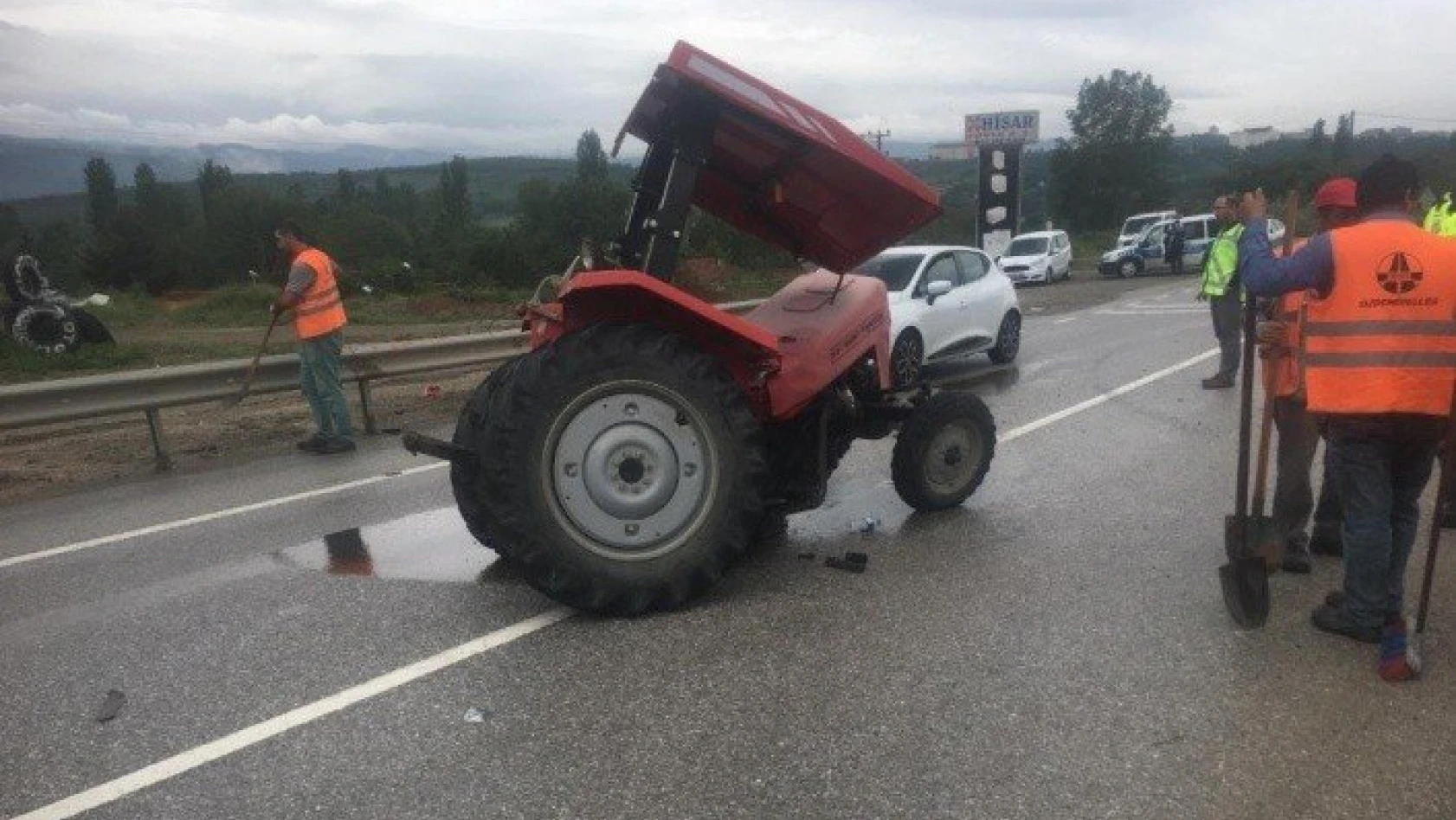 Traktör ile kamyon çarpıştı: 2 yaralı