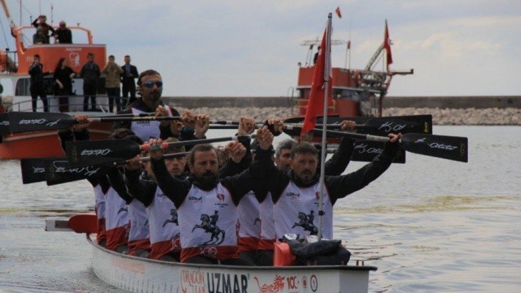 Türk bayrağını deniz yoluyla Samsun'a taşıyan Dragon Botu, Kastamonu'ya ulaştı