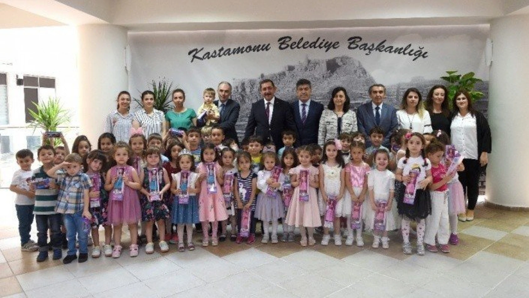 Belediye Kreşi öğrencileri, karnelerini Başkan Vidinlioğlu'ndan aldı