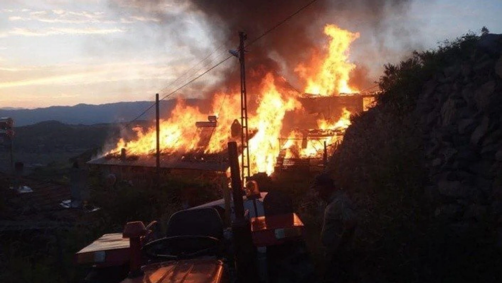Kastamonu'da iki ev yandı