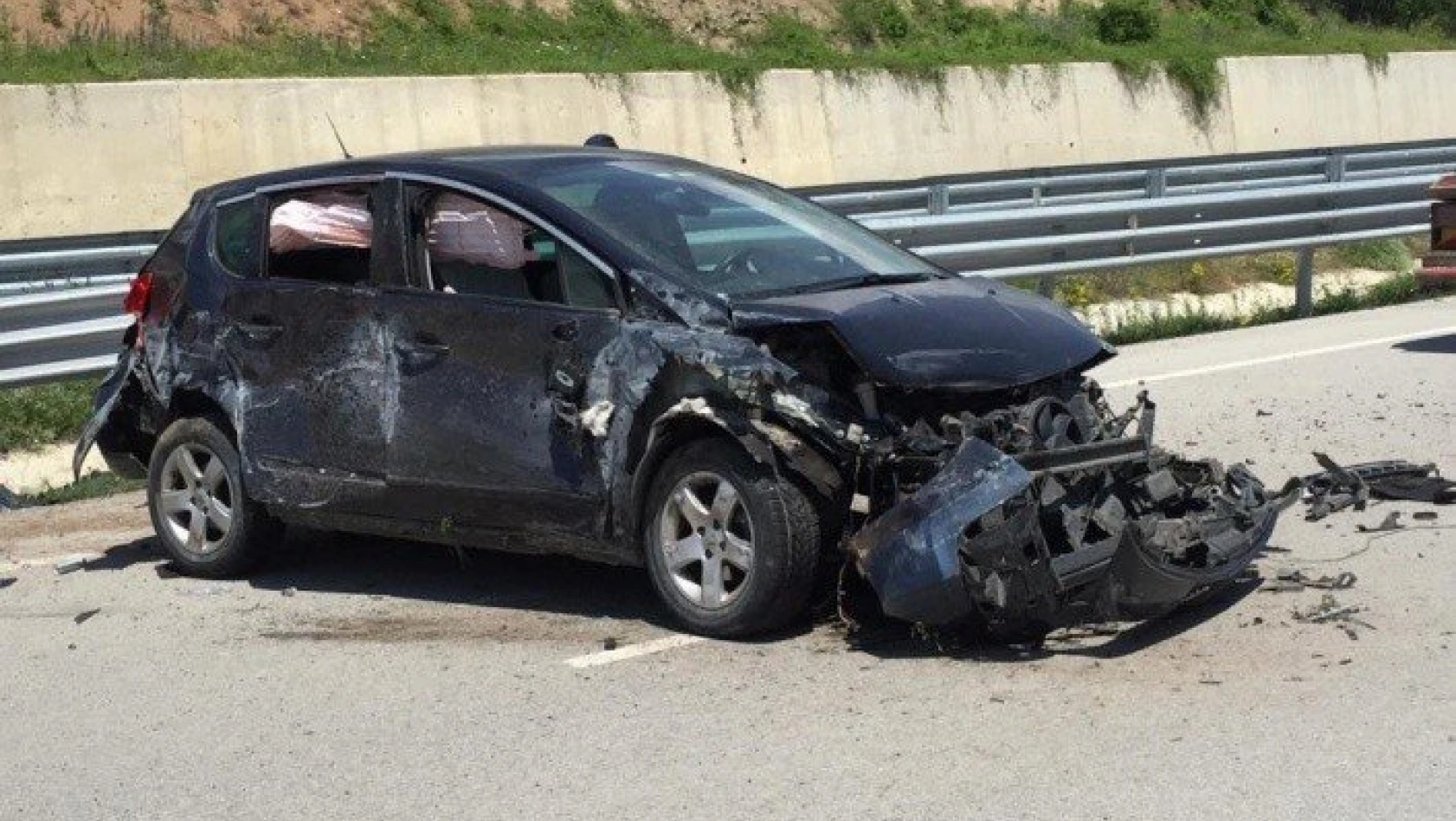 Kastamonu'da otomobil bariyerlere çaptı: 2 ölü, 3 yaralı