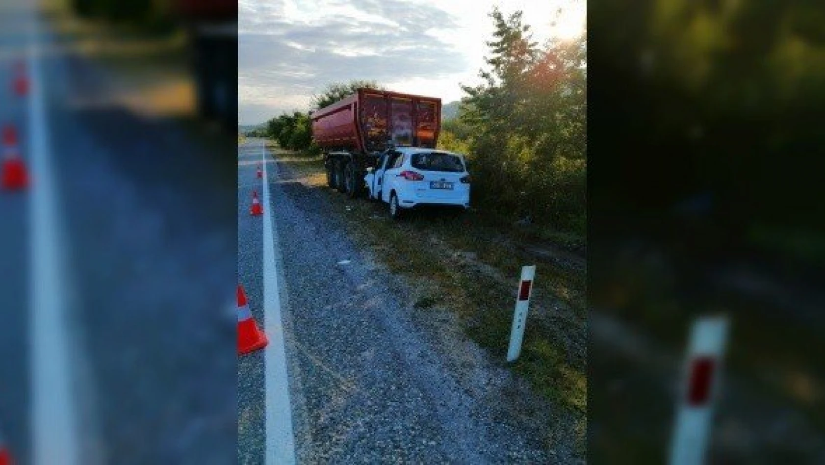 Kastamonu'da otomobil tırın dorsesine çarptı: 1 ölü, 2 yaralı