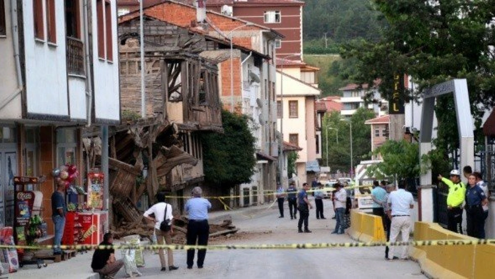 Kastamonu'da 3 katlı tarihi ahşap bina çöktü