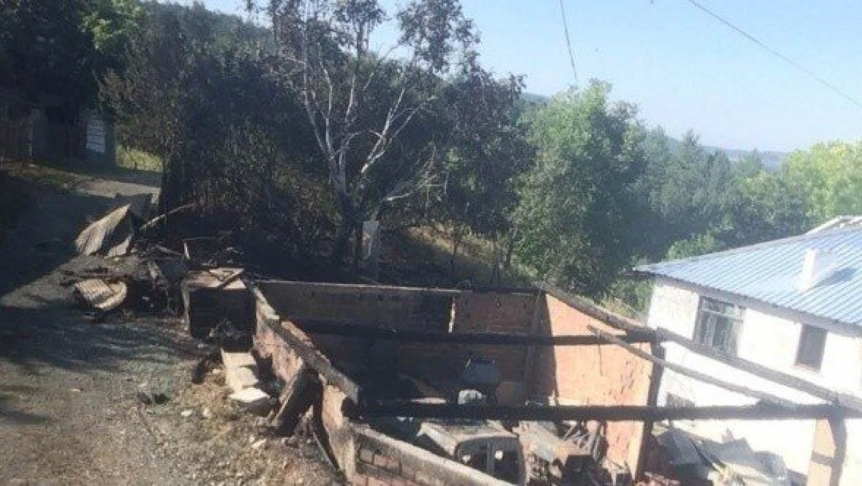 Kastamonu'da çıkan yangın kamyonet ile traktörü küle döndürdü
