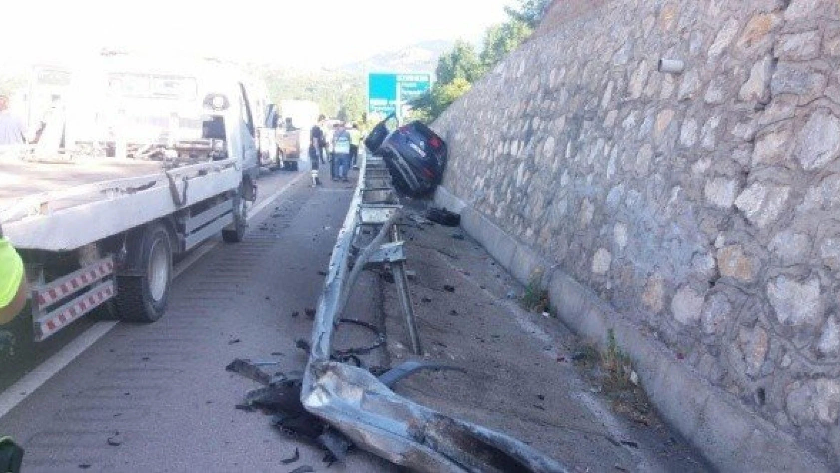 Kastamonu'da otomobil bariyere çarptı: 3 yaralı