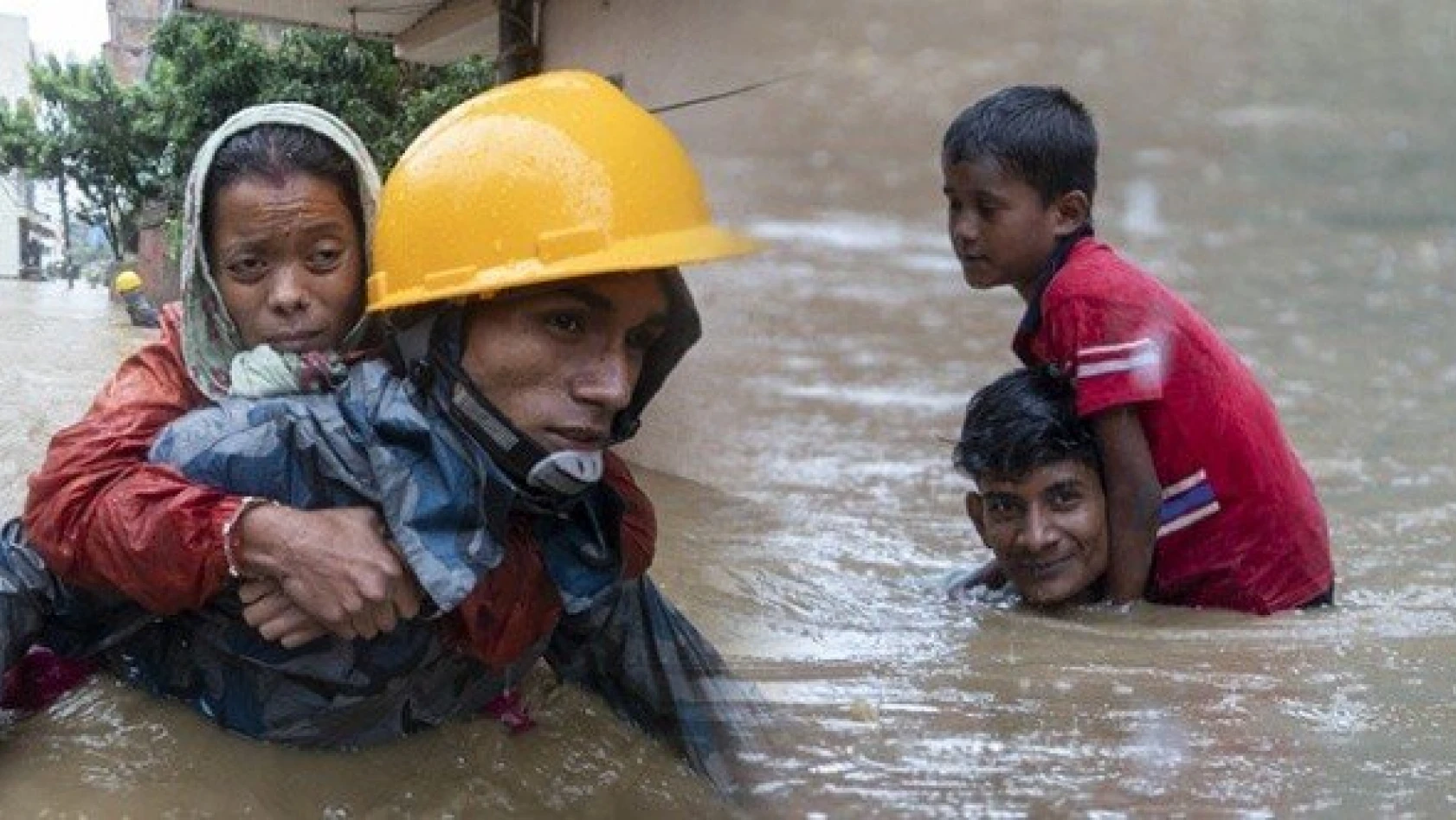 Nepal'de sel felaketi: 32 ölü, 17 kayıp, 12 yaralı