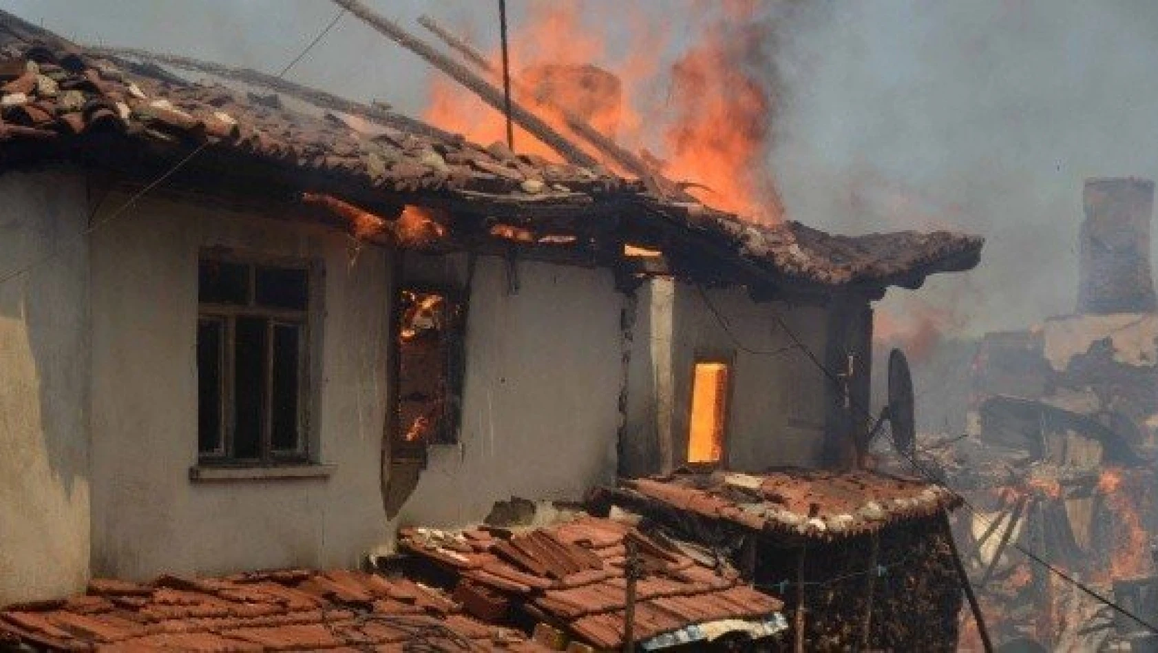 Taşköprü'de 5 ev yandı