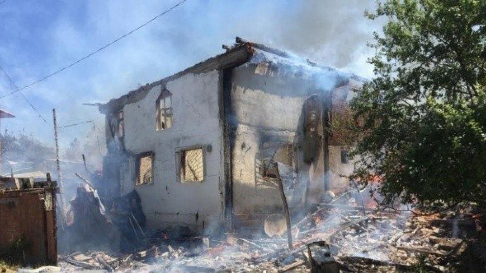 Taşköprü'de halen devam eden yangında 5 ev yandı