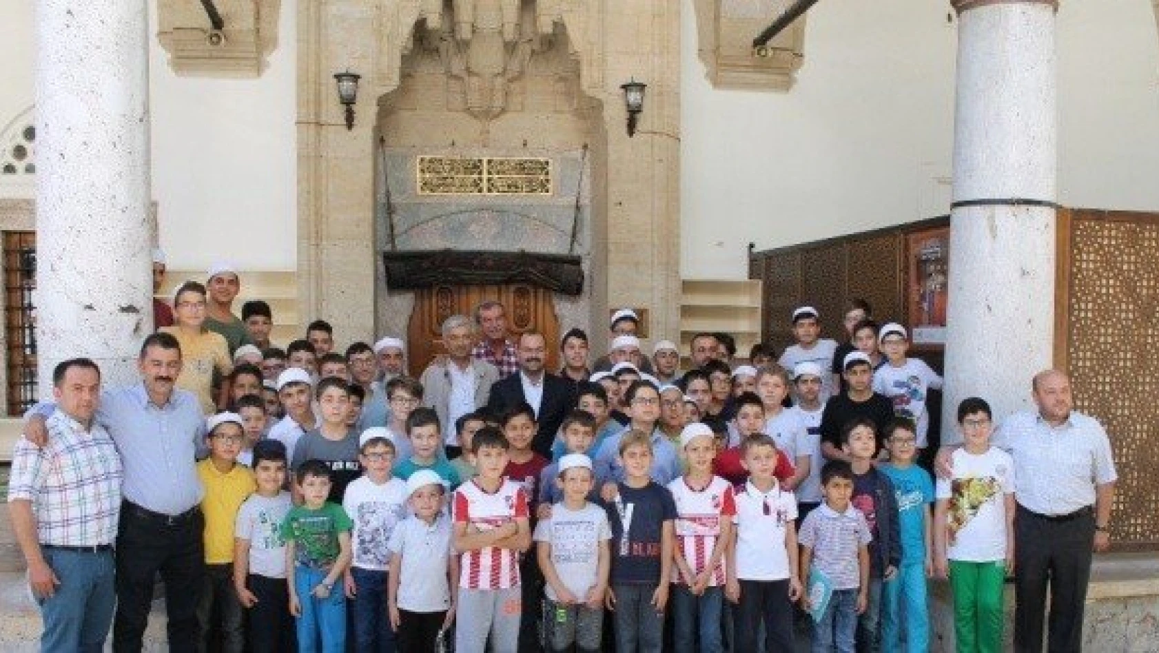 Kur'an kursuna katılan öğrencilere dondurma ikramı