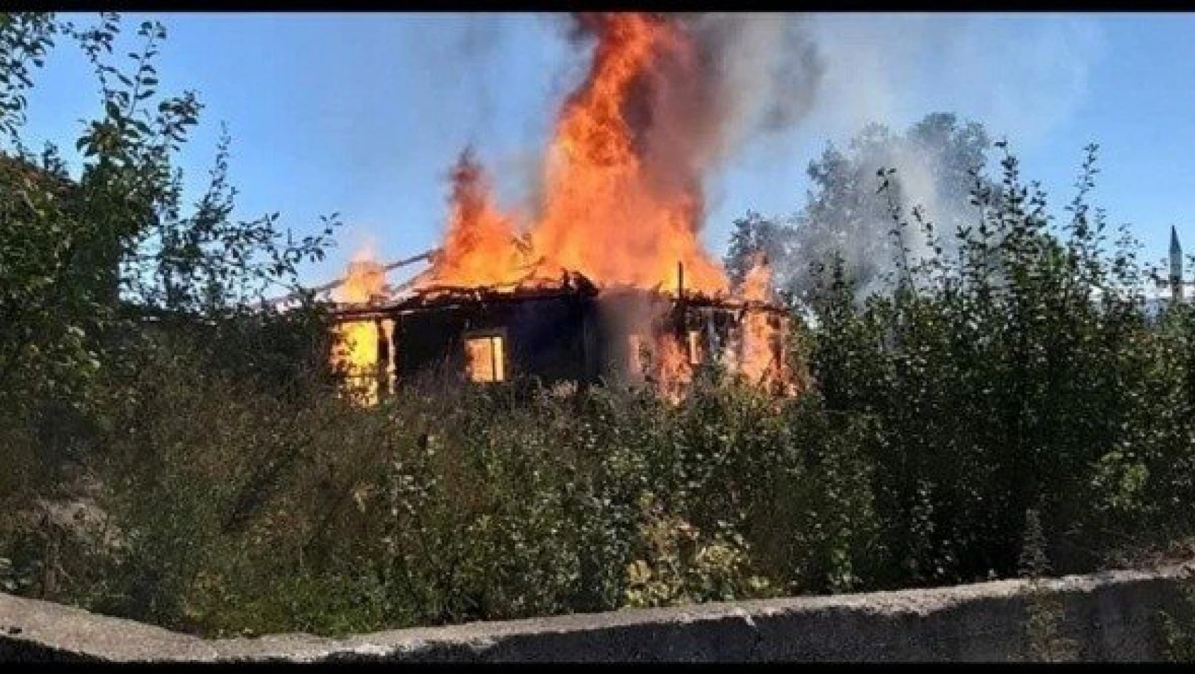 Araç'ta bir ev yangında küle döndü
