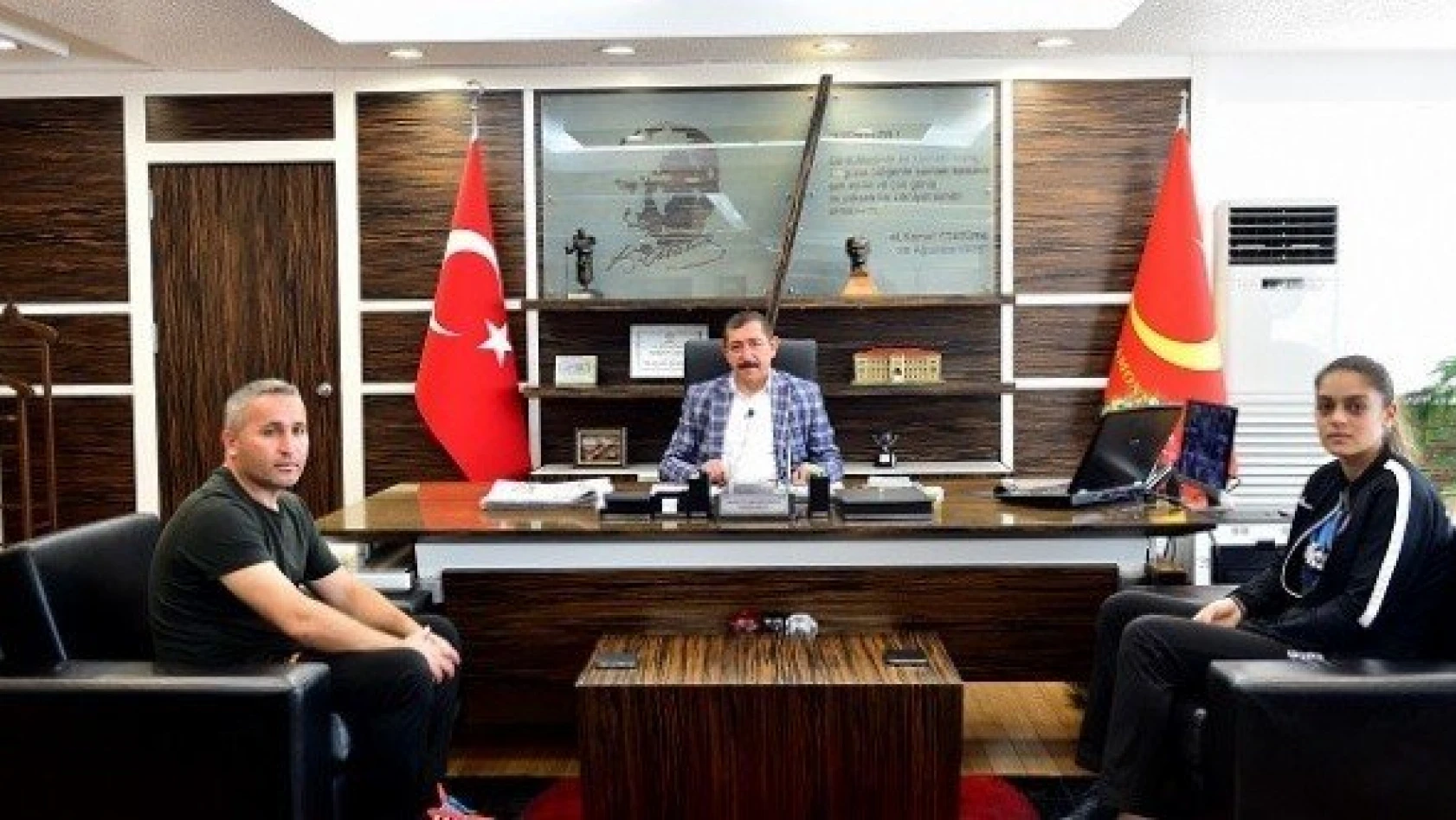 Dünya Şampiyonu Kavukçuoğlu'ndan Başkan Vidinlioğlu'nu ziyaret