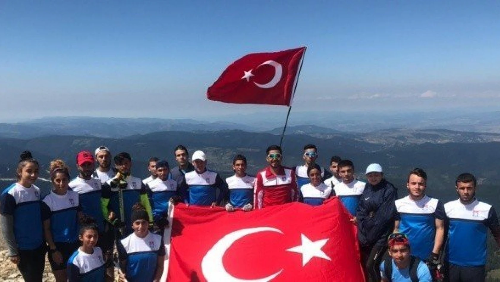 Milli kayakçılar Zafer Bayramı'nı Ilgaz'ın zirvesinde kutladı