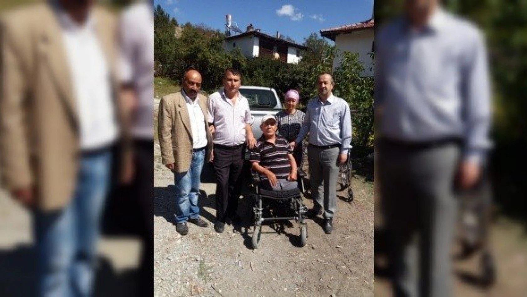 Engelliler Derneği'nden ihtiyaç sahibi vatandaşa akülü tekerlekli sandalye yardımı