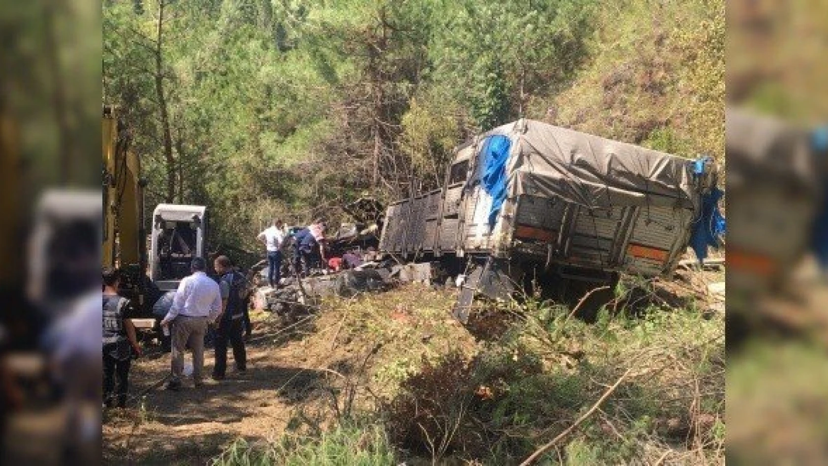 Kastamonu'da kamyon uçuruma yuvarlandı: 3 ölü