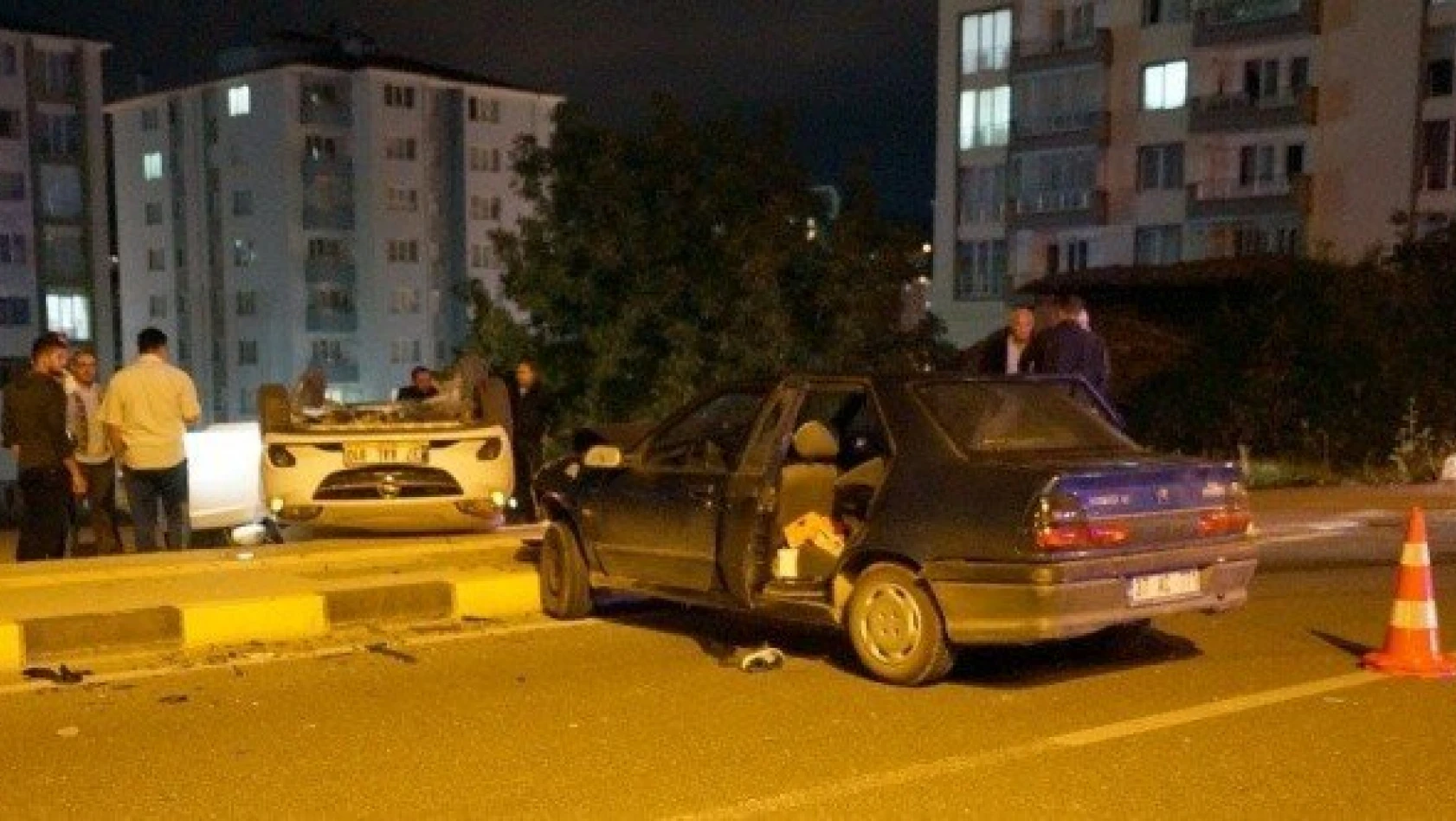 Kastamonu'da kavşakta iki otomobil çarpıştı: 4 yaralı