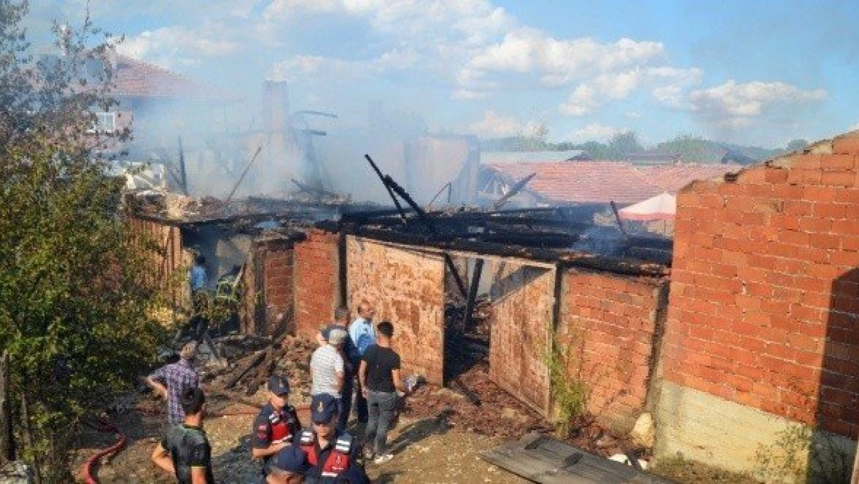 Taşköprü'de yangın: 2 ev kül oldu