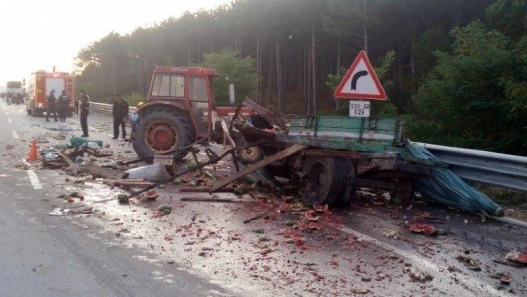 Yolcu otobüsü ile karpuz yüklü traktör çarpıştı: 2 yaralı