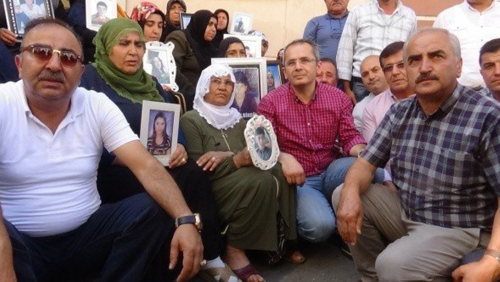 Kaymakam Pişkin'den, HDP önünde evlat nöbeti tutan ailelere destek ziyareti