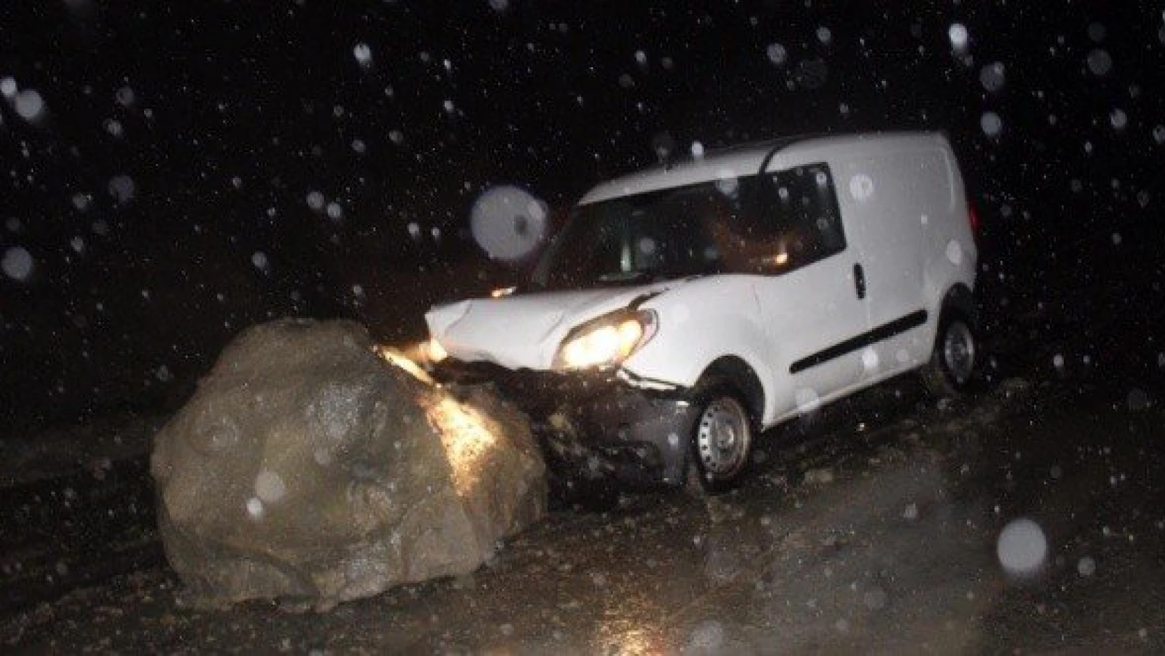 Yola düşen kaya parçasına çarpan aracın sürücüsü yaralandı