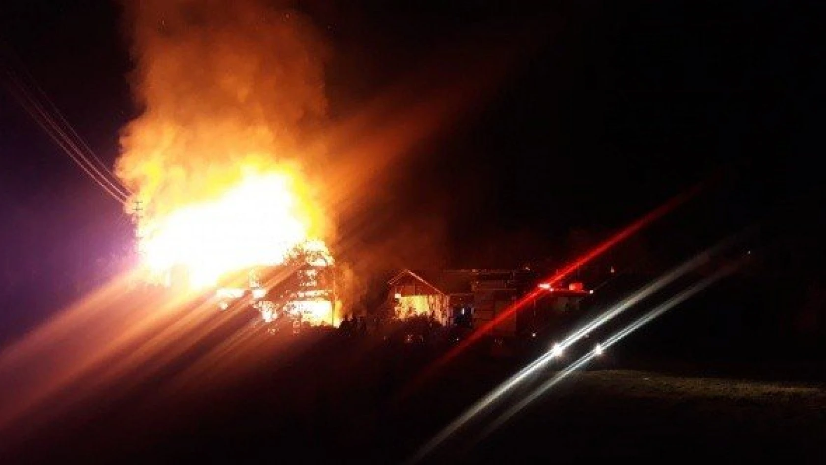İhsangazi'de iki katlı ahşap ev yandı