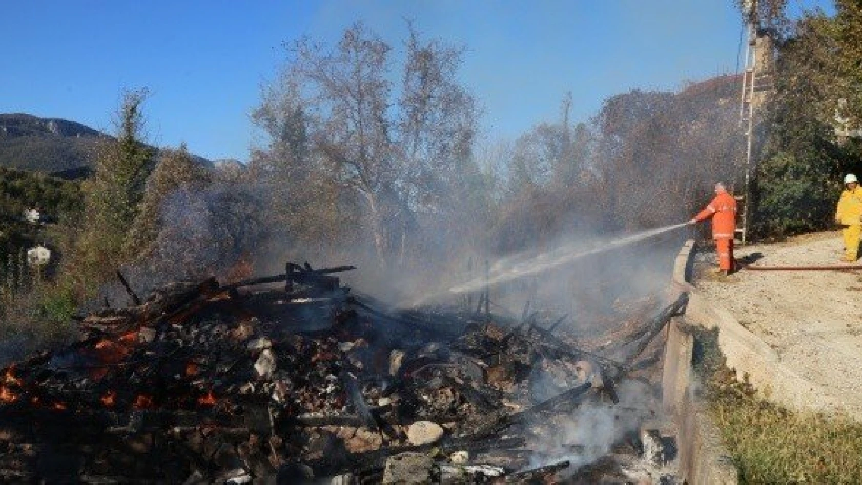 Kastamonu'da iki katlı ahşap evde yangın: 1 yaralı