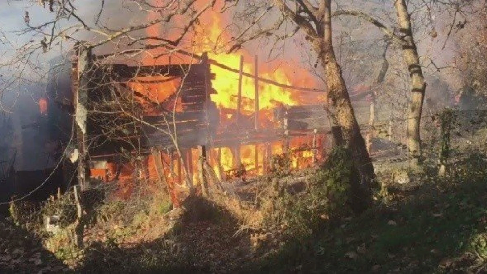 Kastamonu'daki yangında ahşap ev tamamen yandı