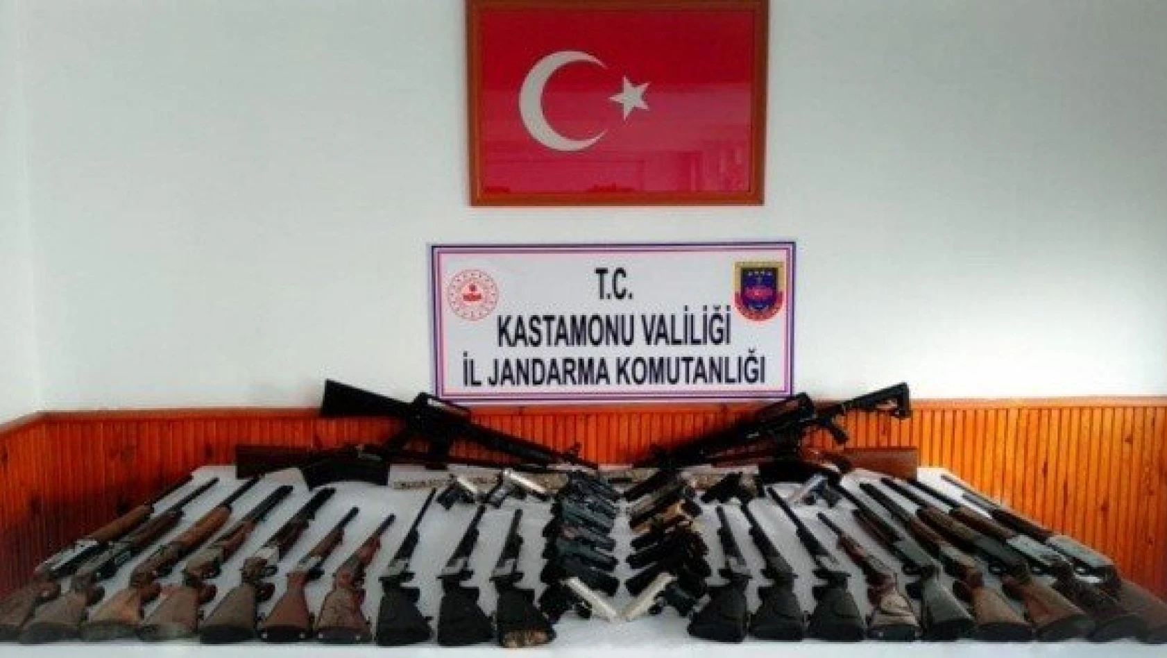 Kastamonu'da bir evde 23 tüfek ile 18 kurusıkı tabanca ele geçirildi