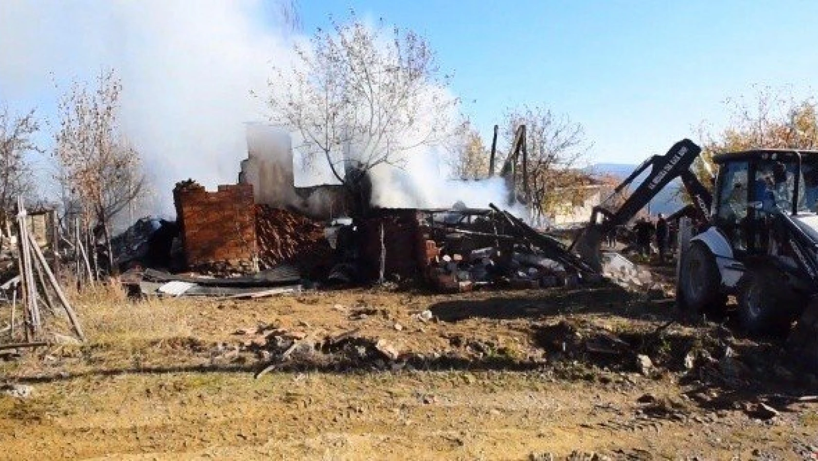 Kastamonu'da iki evi kül eden yangında 1 kişi öldü