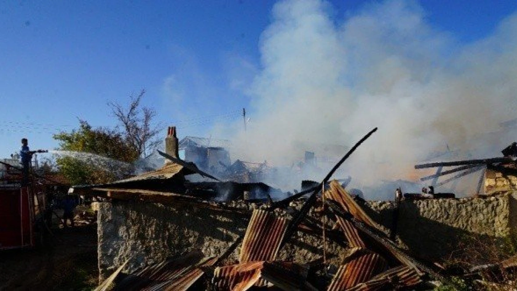 Kastamonu'da yangın: 1 ev, 2 samanlık, 1 ahır kül oldu