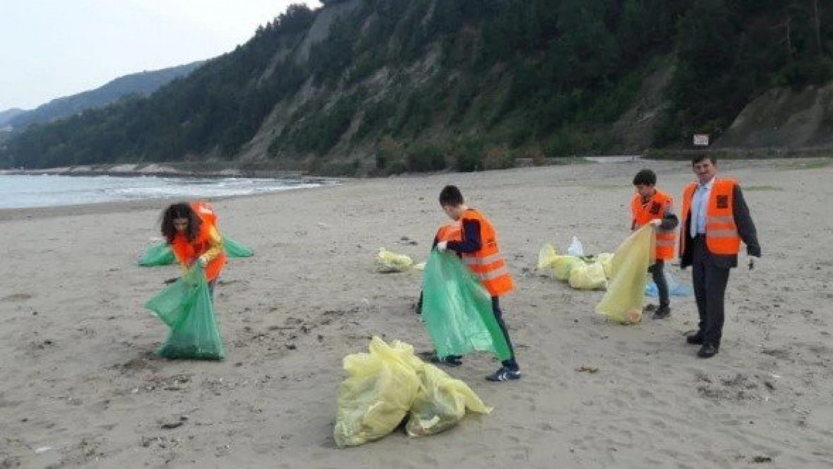 Ortaokul öğrencileri Çatalzeytin ilçe sahilini temizledi