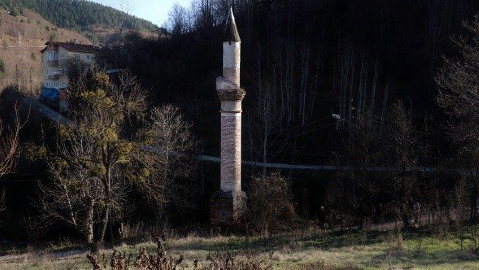 Camisiz minare 82 yıldır zamana direniyor