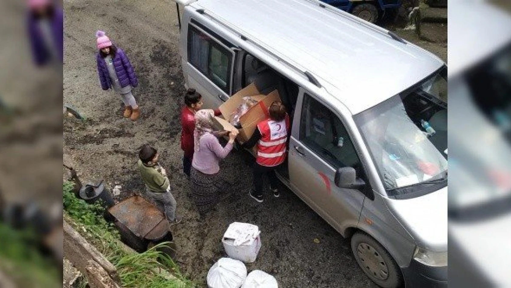 Kastamonu'da 2 katlı ahşap evi yanan aileye Kızılay yardımda bulundu