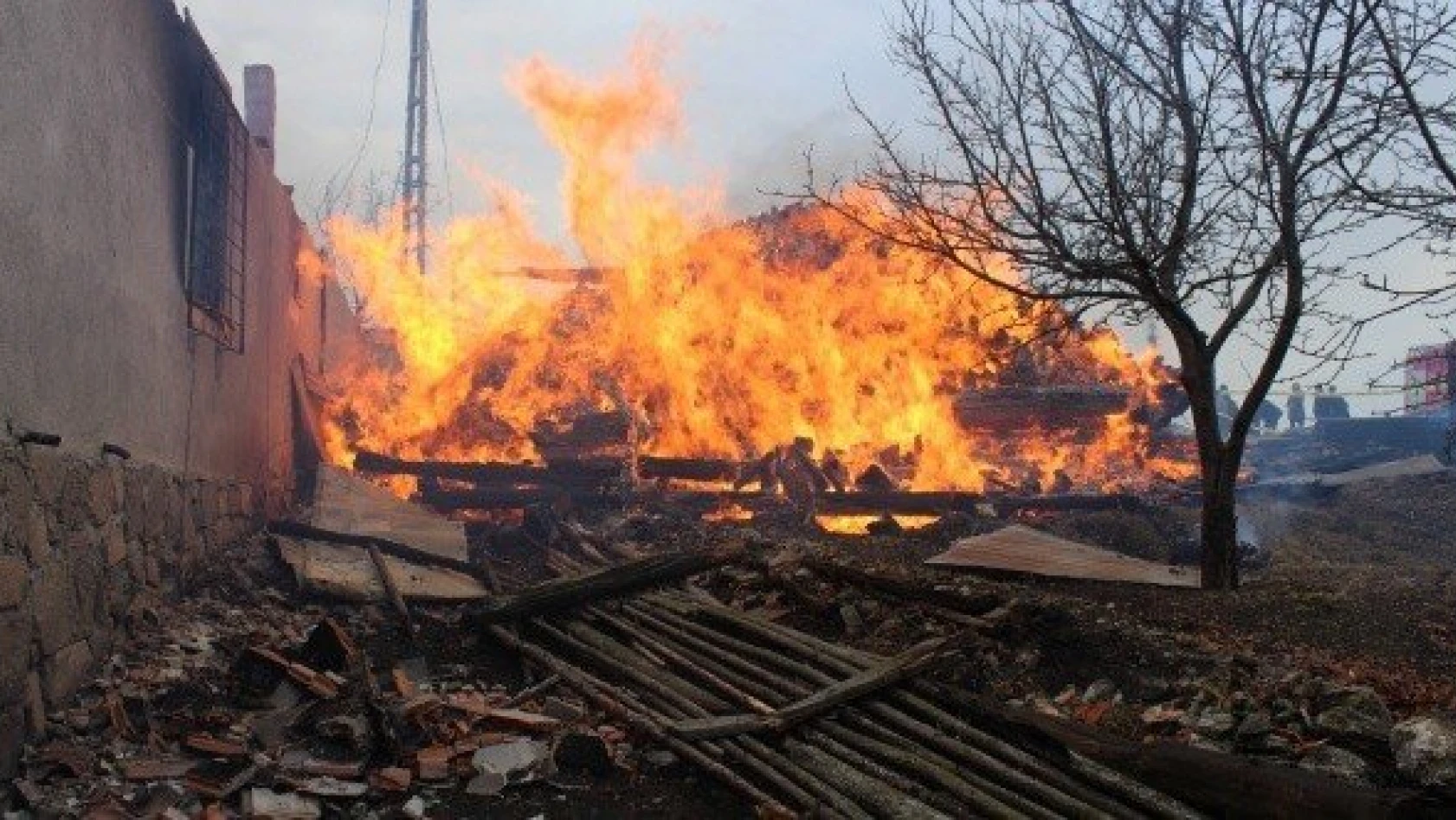 Tosya'da çıkan yangında ev, samanlık ve ambar yandı