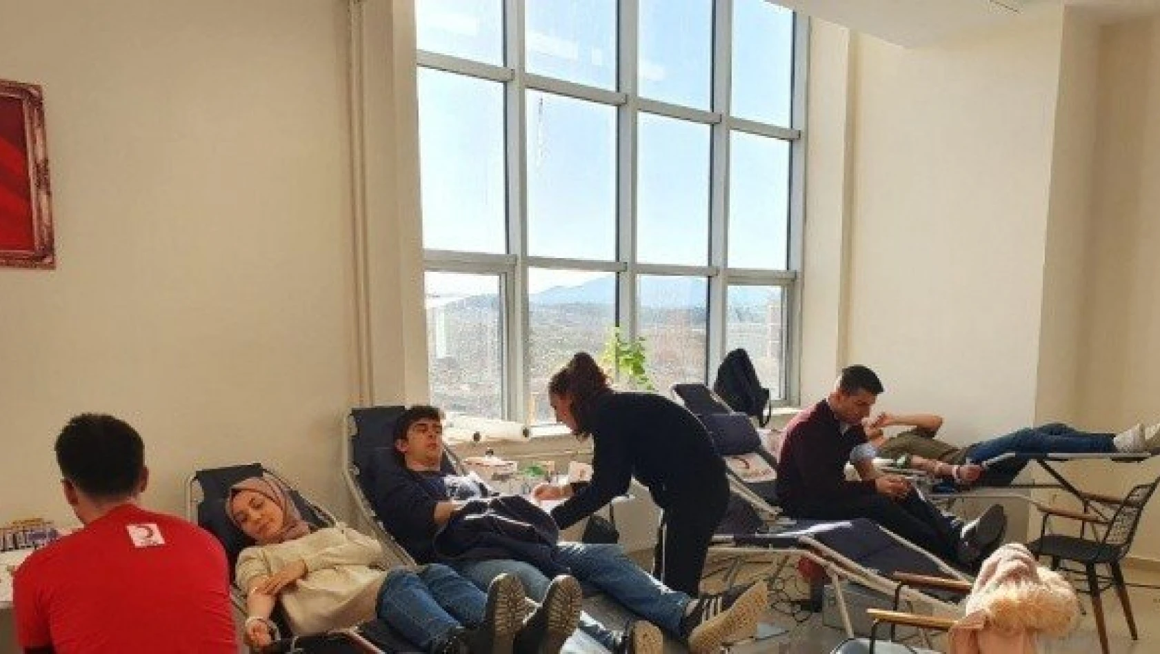 Türk Kızılayı, öğrencilerden kan bağışı aldı