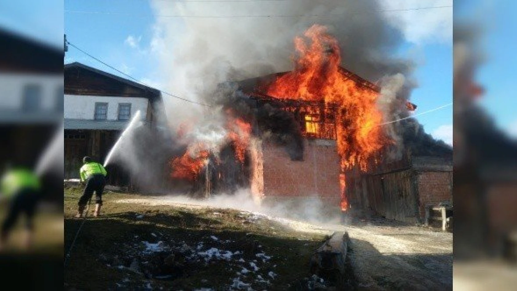 Kastamonu'daki yangında iki ev tamamen yandı