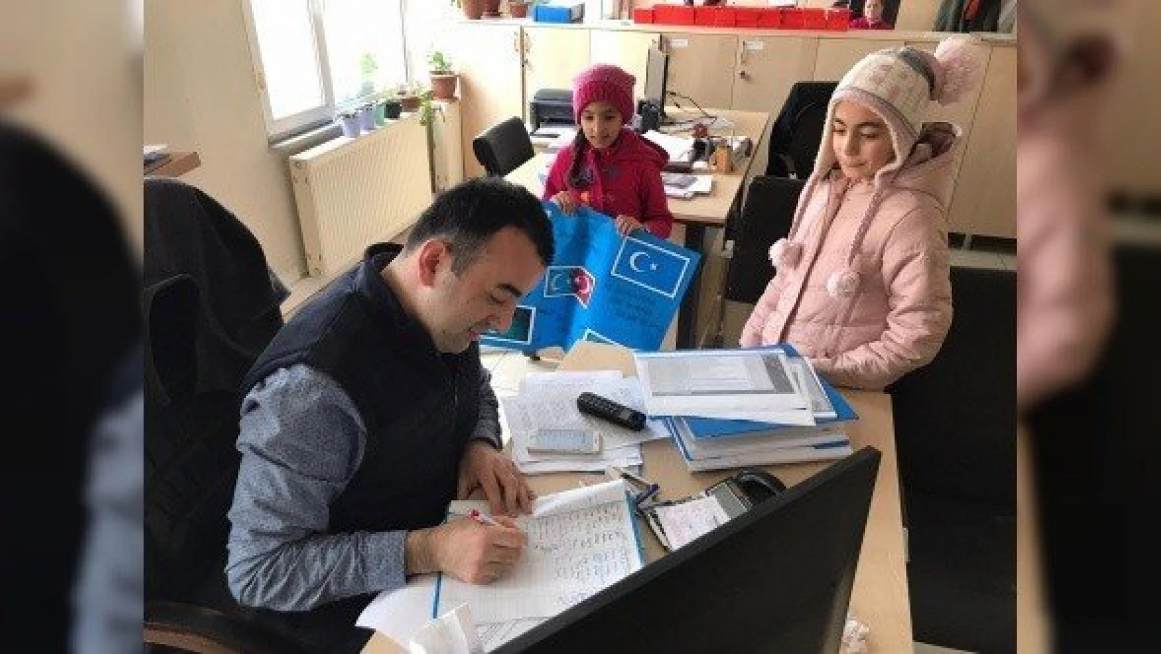 Öğrencilerden Doğu Türkistan'a destek için imza kampanyası