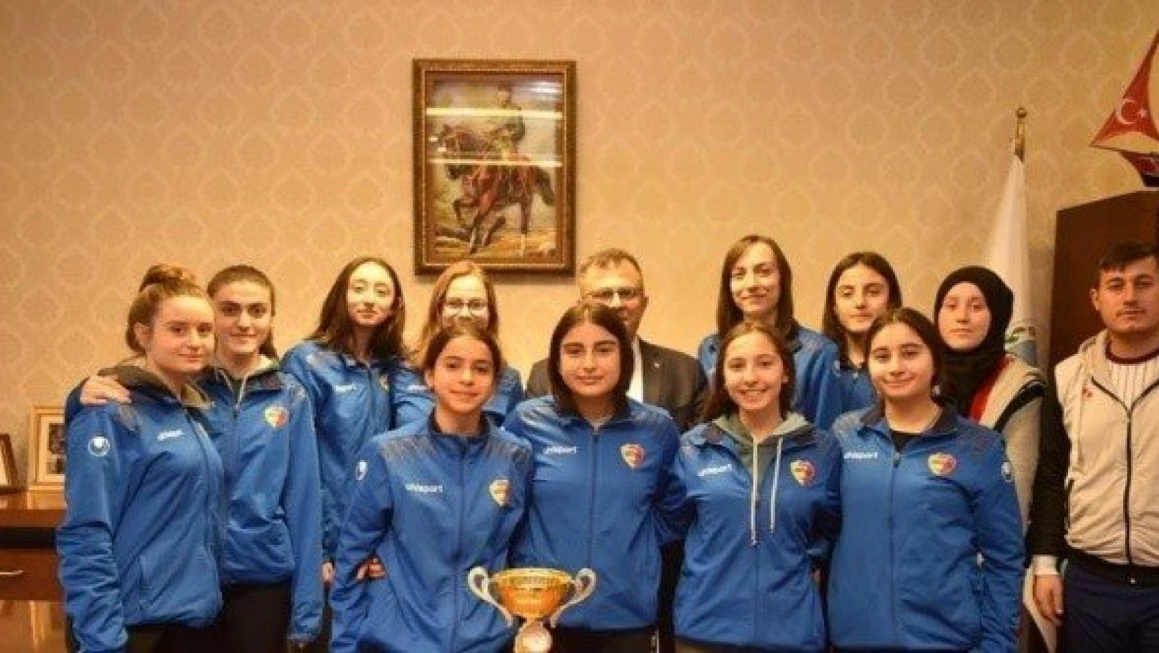 Şampiyon kızlardan Başkan Çatal'a ziyaret
