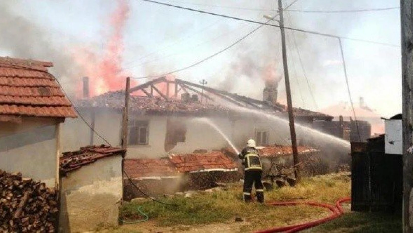 Taşköprü Belediyesi itfaiye ekipleri, 19 ev yangınına müdahale etti
